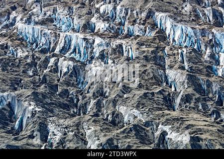 Aus der Vogelperspektive des Kaskawulsh-Gletschers mit Gletscherspalten und Moränenablagerungen, Icefield Ranges, Kluane-Nationalpark, Yukon-Territorium, Kanada Stockfoto