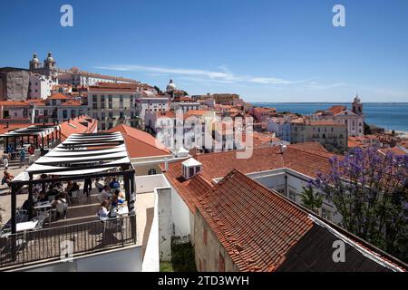 Blick vom Miradouro Santa Luzia auf das historische Zentrum von Lissabon, Alfama Viertel, Lissabon, Portugal Stockfoto