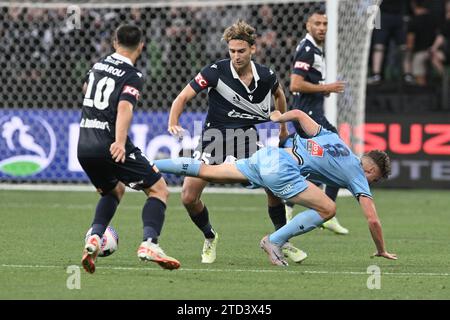 MELBOURNE, AUSTRALIEN 16. Dezember 2023. Sydney FC Mittelfeldspieler Jake Girdwood-Reich (8) (rechts) zieht das Trikot von Melbourne Victory Mittelfeldspieler Ryan Teague (25) während der A Liagues Soccer, Melbourne Victory FC gegen Sydney FC im Melbourne AAMI Park. Quelle: Karl Phillipson/Alamy Live News Stockfoto