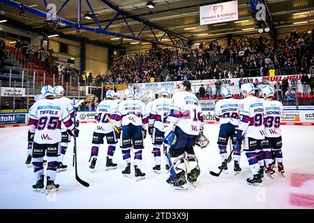 Jubel, Freude bei den Eisbären Berlin nach ihrem Auswärtssieg GER, Iserlohn Roosters vs. Eisbaeren Berlin, Eishockey, Penny-DEL, 27. Spieltag, Spielzeit 2023/2024, 15.12.2023, Foto: Jonas Brockmann/Eibner-Pressefoto Stockfoto