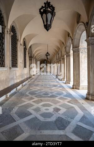 Arkaden im Dogenpalast, Innenhof des Dogenpalastes, Venedig, Venetien, Italien Stockfoto