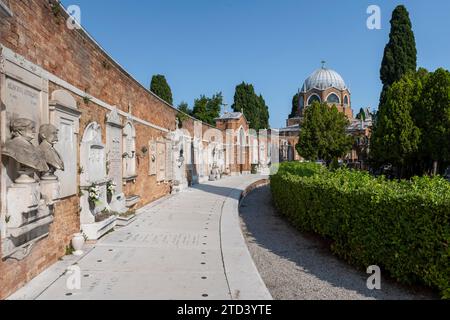 Gräber auf einer Mauer, hinter der Kuppel der St. Christopher's Church, San Michele Friedhof Insel, Venedig, Italien Stockfoto