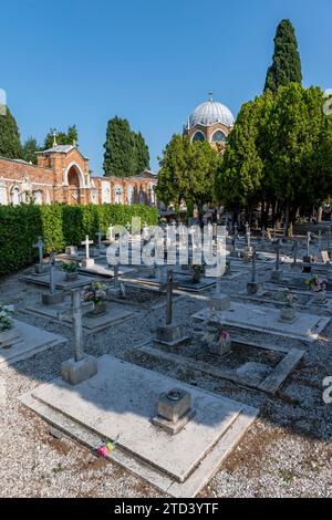 Gräber, Kuppel der Kirche St. Christopher auf der Rückseite, Friedhofsinsel San Michele, Venedig, Italien Stockfoto