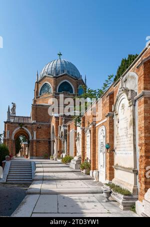 Gräber auf einer Mauer, hinter der Kuppel der St. Christopher's Church, San Michele Friedhof Insel, Venedig, Italien Stockfoto