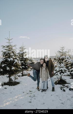 Familie in einer verschneiten Landschaft Stockfoto