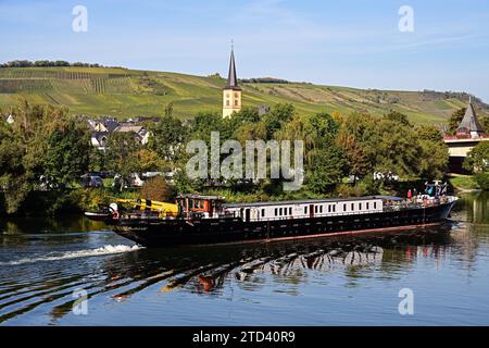 Lastkahn auf der Mosel vorbei am Dorf Trittenheim, Rheinland-Pfalz Stockfoto