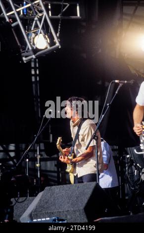 DAVE GROHL, FOO FIGHTERS, READING 1988: Dave Grohl von den Foo Fighters beim Reading Festival in England am 29. August 1998. Die Foo Fighters tourten mit ihrem 2. Studioalbum The Colour and the Shape, das 1997 veröffentlicht wurde. Foto: Rob Watkins Stockfoto