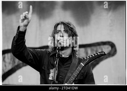 DAVE GROHL, FOO FIGHTERS, READING 2000: Dave Grohl von den Foo Fighters mit seiner legendären Gibson Explorer Gitarre aus dem Jahr 1990 beim Reading Festival in England, Großbritannien am 25. August 2000. Die Foo Fighters tourten mit ihrem 3. Studioalbum There Is Nothing Left to Lose, das 1999 veröffentlicht wurde. Foto: Rob Watkins Stockfoto