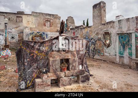 Wandmalerei, Graffiti an den Wänden einer Ruine, Patio Dom Fradique, Alfama Viertel, Lissabon, Portugal Stockfoto