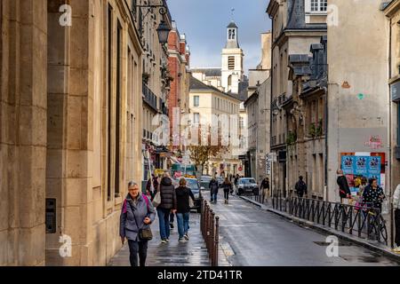 Menschen, die entlang der Rue des Francs-Bourgeois laufen, einer Straße im Marais-Viertel von Paris, Frankreich Stockfoto