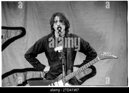 DAVE GROHL, FOO FIGHTERS, READING 2000: Dave Grohl von den Foo Fighters mit seiner legendären Gibson Explorer Gitarre aus dem Jahr 1990 beim Reading Festival in England, Großbritannien am 25. August 2000. Die Foo Fighters tourten mit ihrem 3. Studioalbum There Is Nothing Left to Lose, das 1999 veröffentlicht wurde. Foto: Rob Watkins Stockfoto