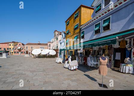 Bekleidungsgeschäft auf dem Hauptplatz, Piazza Baldassare Galuppi, Insel Burano, Venedig, Venetien, Italien Stockfoto