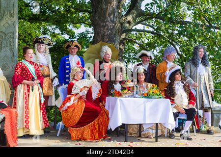 ) Vergnügungsgondeln anno 1719 das 300-jährige Jubiläum der Fürstenhochzeit im Jahr 1719 wurde in Dresden mit einer historischen Wasserparade auf der Straße gefeiert Stockfoto