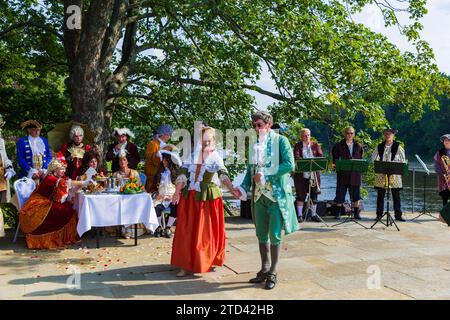 ) Vergnügungsgondeln anno 1719 das 300-jährige Jubiläum der Fürstenhochzeit im Jahr 1719 wurde in Dresden mit einer historischen Wasserparade auf der Straße gefeiert Stockfoto