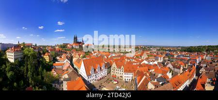 Altstadt von Meissen von der Marienkirche aus gesehen. Blick über den Markt, das Rathaus auf den Schlossberg mit dem Bischofspalast Albrechtsburg Stockfoto