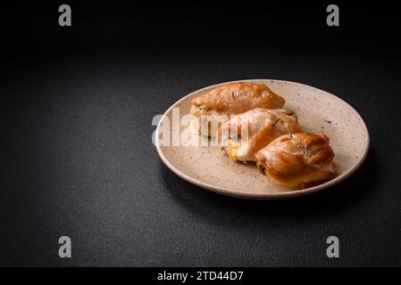 Köstliche frische Fleischrolle aus Hühnerfilet, Pilzen, Gewürzen und Kräutern. Leckeres gesundes Gericht, das zu Hause zubereitet wird Stockfoto