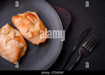 Köstliche frische Fleischrolle aus Hühnerfilet, Pilzen, Gewürzen und Kräutern. Leckeres gesundes Gericht, das zu Hause zubereitet wird Stockfoto