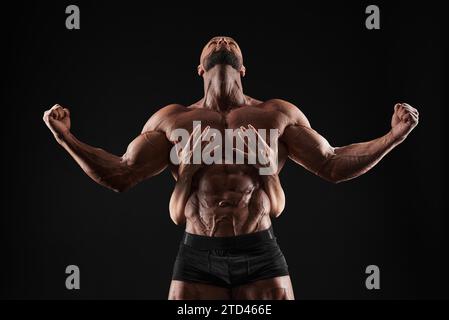 Perfekter Bauch. Weibliche Hände umarmen, berühren muskulöse Männer abs isoliert auf schwarzem Hintergrund. Sport, Workout, Bodybuilding-Konzept. Vorderansicht. Stockfoto