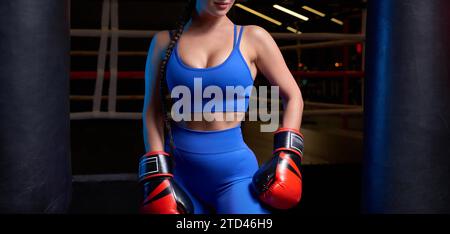 Boxerin in roten Handschuhen. Sportkonzept Stockfoto