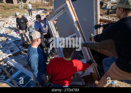 Clarksville, Vereinigte Staaten von Amerika. 13. Dezember 2023. Soldaten der US-Armee mit der 101. Luftlandedivision in Fort Campbell unterstützen die Säuberungsbemühungen nach einem EF3-Tornado am 14. Dezember 2023 in Clarksville, Tennessee. Der Tornado fegte am 9. Dezember durch die Region und tötete drei Menschen und zerstörte 114 Häuser. Quelle: James Lu/US Army/Alamy Live News Stockfoto