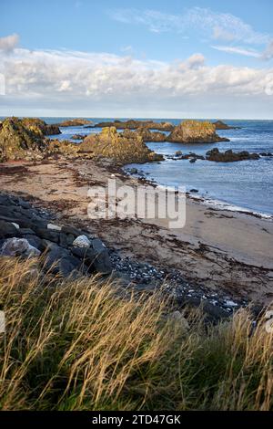 Ballintoy Harbour an der Causeway Coast, Nordirien. Berühmt wurde er als Lordsport Harbout in der zweiten Serie von Game of Thrones. Stockfoto