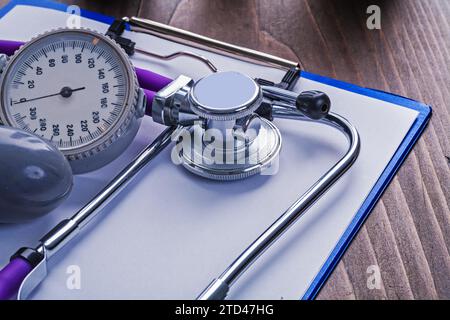 Blutdruckmessgerät und Stethoskop auf Clipboard mit leerblechmedizinischem Konzept Stockfoto
