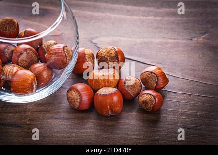 Konzept für Speisen und Getränke, Haselnüsse im Glasbehälter Stockfoto