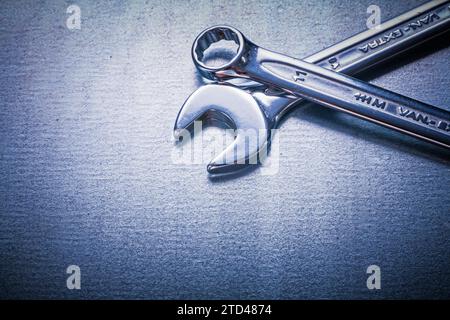 Flachschlüssel und Hakenschlüssel auf metallischem Hintergrund Design-Konzept Stockfoto