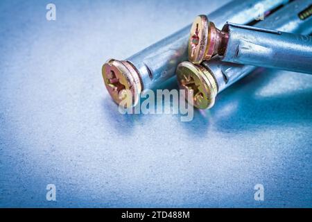 Metallankerschrauben für Betonwände auf einem metallischen Hintergrundkonstruktionskonzept Stockfoto