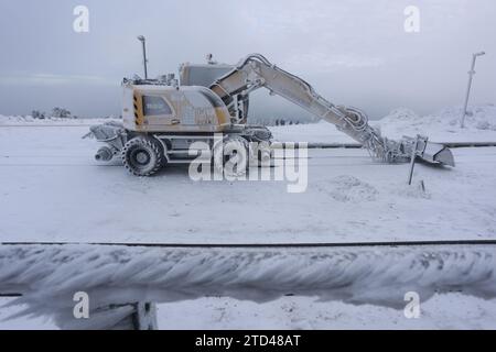 16. Dezember 2023, Sachsen-Anhalt, Schierke: Raureif und Schnee bedecken einen Bagger auf dem Brocken. Die milden Temperaturen der letzten Tage haben den Schnee in den unteren Bergregionen zum Auftauen gebracht. Oberhalb von 900 Metern beginnt die Winterlandschaft im Oberharz. Foto: Matthias Bein/dpa Stockfoto