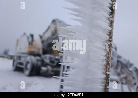 16. Dezember 2023, Sachsen-Anhalt, Schierke: Raureif und Schnee bedecken die Landschaft am Brocken. Die milden Temperaturen der letzten Tage haben den Schnee in den unteren Bergregionen zum Auftauen gebracht. Oberhalb von 900 Metern beginnt die Winterlandschaft im Oberharz. Foto: Matthias Bein/dpa Stockfoto