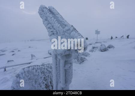 16. Dezember 2023, Sachsen-Anhalt, Schierke: Raureif und Schnee bedecken ein Teleskop auf dem Brocken. Die milden Temperaturen der letzten Tage haben den Schnee in den unteren Bergregionen zum Auftauen gebracht. Oberhalb von 900 Metern beginnt die Winterlandschaft im Oberharz. Foto: Matthias Bein/dpa Stockfoto