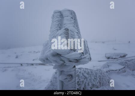 16. Dezember 2023, Sachsen-Anhalt, Schierke: Raureif und Schnee bedecken ein Teleskop auf dem Brocken. Die milden Temperaturen der letzten Tage haben den Schnee in den unteren Bergregionen zum Auftauen gebracht. Oberhalb von 900 Metern beginnt die Winterlandschaft im Oberharz. Foto: Matthias Bein/dpa Stockfoto