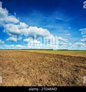 Frisch gepflügtes Feld im Frühling Stockfoto