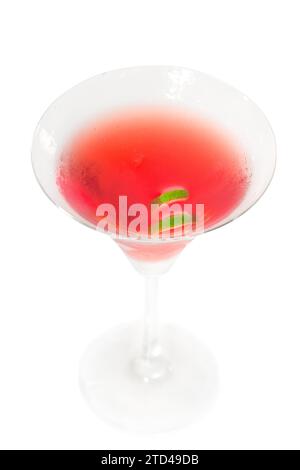 Cosmopolitan Drink Cocktail direkt oben auf Martini Tasse mit Limettenschale isoliert auf weißem Hintergrund, Lebensmittelfotografie Stockfoto