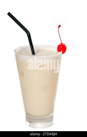 Gefrorener Banana Daiquiri Drink Cocktail mit roter Kirsche und schwarzem Stroh isoliert auf weißem Hintergrund, Lebensmittelfotografie Stockfoto