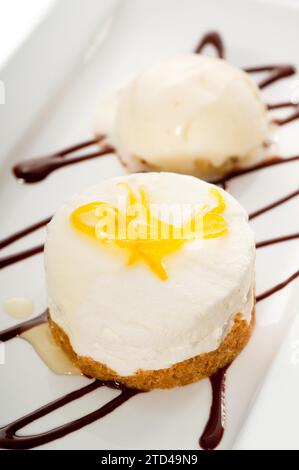 Sehr elegantes Zitronenmousse-Dessert, serviert mit Zitronenschale und Vanilleeis, KÖSTLICHERES ESSEN IM PORTFOLIO, Lebensmittelfotografie Stockfoto