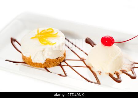 Sehr elegantes Zitronenmousse-Dessert, serviert mit Zitronenschale und Vanilleeis, KÖSTLICHERES ESSEN IM PORTFOLIO, Lebensmittelfotografie Stockfoto