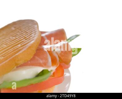 Panini-Sandwich mit frischer Caprese und parmaschinken, Lebensmittelfotografie Stockfoto