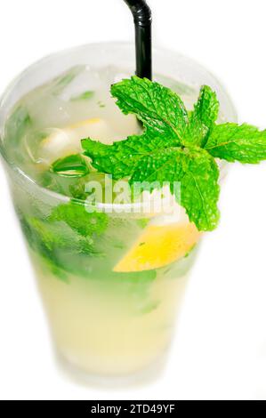 Mojito Caipirina Cocktail mit frischen Minzblättern, Yerba-buena, mit Limette und schwarzem Stroh isoliert auf weißem Hintergrund, Lebensmittelfotografie Stockfoto