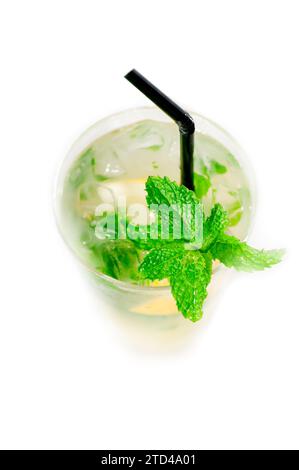 Mojito Caipirina Cocktail mit frischen Minzblättern, Yerba-buena, mit Limette und schwarzem Stroh isoliert auf weißem Hintergrund, Lebensmittelfotografie Stockfoto