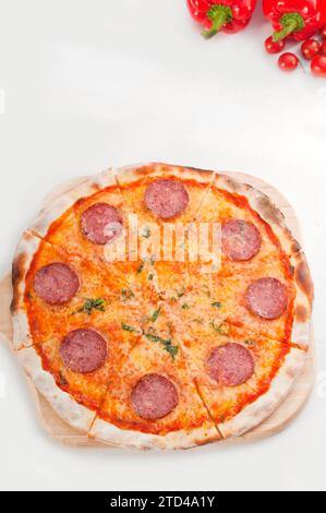 Italienische Original Paprika mit dünner Kruste, isoliert auf weißem Essen, Fotografie Stockfoto