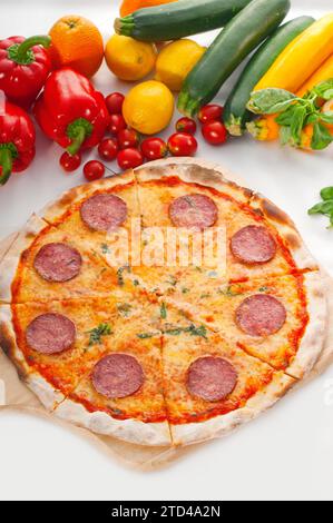 Italienische Original-Paprika-Pizza mit dünner Kruste und frischem Gemüse auf dem Hintergrund, Lebensmittelfotografie Stockfoto