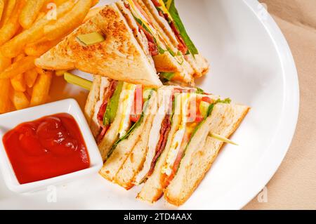 Frisches Triple-Deck Club Sandwich mit Pommes Frites auf der Seite, Essen Fotos Stockfoto