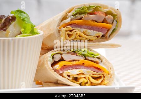 Frisches und gesundes Club Sandwich Pita Brötchen, Essen Fotografie Stockfoto