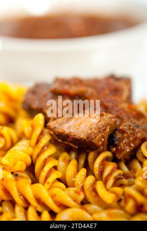 Fusilli Pasta al dente mit Ragu-Fleischsauce im neapolitanischen Stil, ganz anders als Bolognese, Lebensmittelfotografie Stockfoto