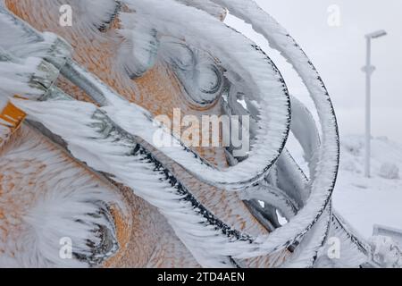 16. Dezember 2023, Sachsen-Anhalt, Schierke: Raureif und Schnee bedecken einen Bagger auf dem Brocken. Die milden Temperaturen der letzten Tage haben den Schnee in den unteren Bergregionen zum Auftauen gebracht. Oberhalb von 900 Metern beginnt die Winterlandschaft im Oberharz. Foto: Matthias Bein/dpa Stockfoto