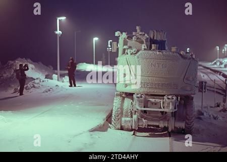 16. Dezember 2023, Sachsen-Anhalt, Schierke: Raureif und Schnee bedecken einen Bagger auf dem Brocken. Die milden Temperaturen der letzten Tage haben den Schnee in den unteren Bergregionen zum Auftauen gebracht. Oberhalb von 900 Metern beginnt die Winterlandschaft im Oberharz. Foto: Matthias Bein/dpa Stockfoto