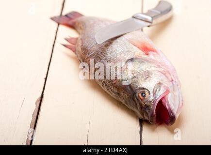 Frischer, roher Fisch auf einem Holztisch, fertig zum Kochen Stockfoto