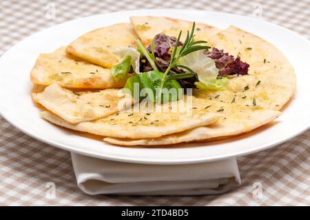 Frische gesunde Knoblauch Pita Brot Pizza mit Salat oben, Essen Fotografie Stockfoto